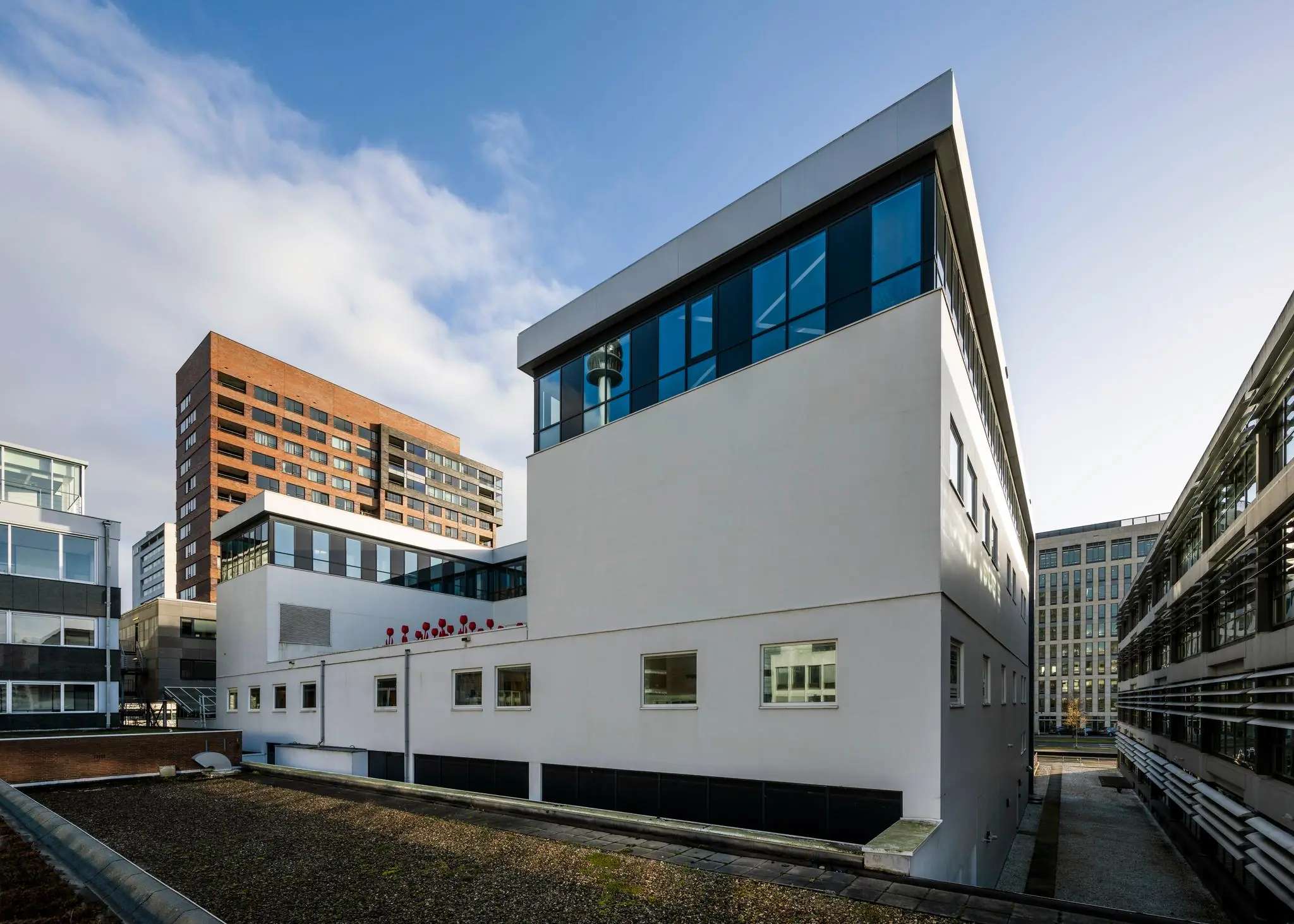 Modern kantoorgebouw aan de De Boelelaan in Amsterdam, omringd door andere stedelijke bebouwing.
